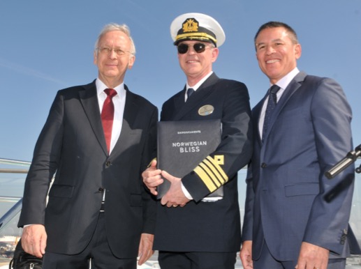 De gauche à droite : Bernard Meyer, Managing Director of Meyer Werft, Captain Karl Staffan Bengtsson,  Andy Stuart, President and Chief Executive Officer of Norwegian Cruise Line - Photo NCL
