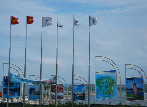 A proximité de la baie mythique, d’énormes panneaux publicitaires barrent le paysage