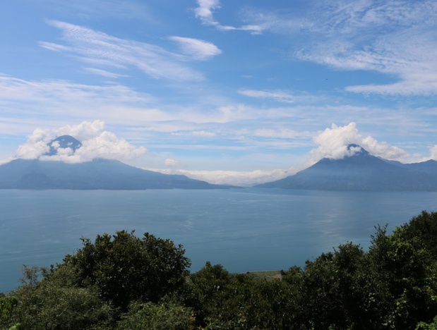 Dans un décor inouï, les volcans Atitlán et San Pedro écrasent de leur masse les eaux calmes du lac géant - DR : J.-F.R.