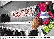 un autre voyageur installe dans un coffre à bagages une souris rose achetée pour sa petite fille qu’il va revoir le soir même grâce à la possibilité offerte par Air France de faire l’aller-retour dans la journée un autre voyageur installe dans un coffre à bagages une souris rose achetée pour sa petite fille qu’il va revoir le soir même grâce à la possibilité offerte par Air France de faire l’aller-retour dans la journée