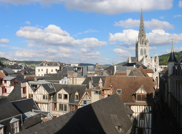 Du centre ancien aux bords de Seine, le patrimoine de cette ville s’offre aux cyclistes, depuis les édifices médiévaux jusqu’aux réalisations fluviales contemporaines - DR : J.-F.R.