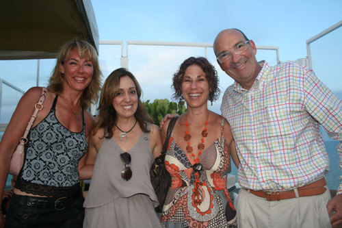 Olivier Besnard, Directeur commercial de Corsairfly, Sandrine Guillemin, Directrice de la communication, entourant Suzie Sponder, Directrice des relations Presse au Greater Miami Convention et Visitors Bureau, et d'Isabel Gracia, Directrice commerciale de