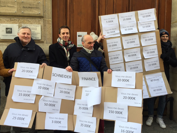 Les opérateurs avaient manifesté en février devant le siège de Schneider à Paris - DR PG Les opérateurs avaient manifesté en février devant le siège de Schneider à Paris - DR PG