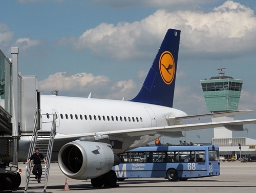 Lyon est la seconde place-forte après Paris pour les compagnies du groupe Lufthansa qui font le forcing pour dynamiser les ventes...