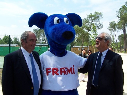 Georges Colson et Henri Emmanuelli autour de la mascotte Frami