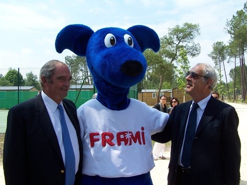 Georges Colson et Henri Emmanuelli autour de la mascotte Frami Georges Colson et Henri Emmanuelli autour de la mascotte Frami
