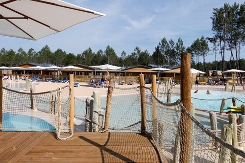 La piscine à vagues du Framissima. Construite pour imiter la plage, un peu loin du village.©J. Sierpinski