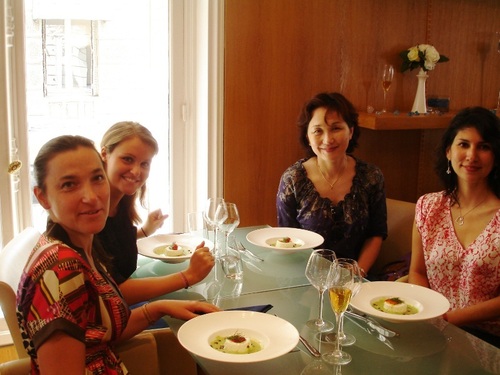Participantes au Cercle des Voyageuses, de gauche à droite : V. Desforges TourMaGazine.fr et BrochuresenLigne.com et initiatrice de ce réseau, Alexia Slama étudiante en BTS Tourisme, Noriko Koizumi Tokyo Tourism, Marietta Léon professeur de langue Participantes au Cercle des Voyageuses, de gauche à droite : V. Desforges TourMaGazine.fr et BrochuresenLigne.com et initiatrice de ce réseau, Alexia Slama étudiante en BTS Tourisme, Noriko Koizumi Tokyo Tourism, Marietta Léon professeur de langue