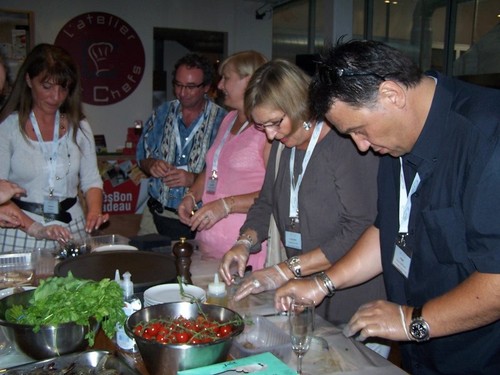 Les adhérents de Tourcom, forts concentrés dans la préparation de papillotes de gambas Les adhérents de Tourcom, forts concentrés dans la préparation de papillotes de gambas