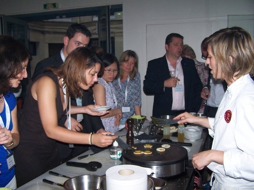 Comment préparer une mini omelette aux oeufs de cailles, sous les conseils vigilants du chef cuisinier Comment préparer une mini omelette aux oeufs de cailles, sous les conseils vigilants du chef cuisinier