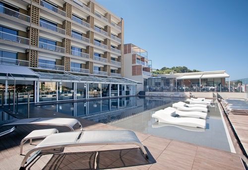 L'hôtel Ile Rousse s'est doté d'une nouvelle piscine d'eau de mer chauffée - DR : Philippe Jeury