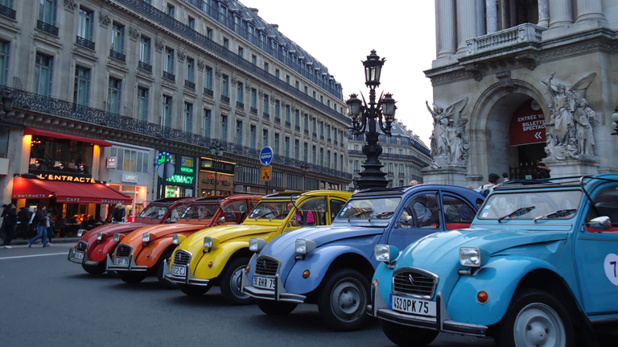 4 roues sous un parapluie propose une découverte de Paris en 2CV. Grâce à son accord avec Fliggy, l'agence s'ouvre les portes du marché chinois - DR 4 roues sous un parapluie