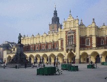 Le premier jeudi de l’Avent (1er décembre), la magnifique place du marché de Cracovie, fastueux décor chargé d’histoire, s’anime d’une gaîté toute particulière.