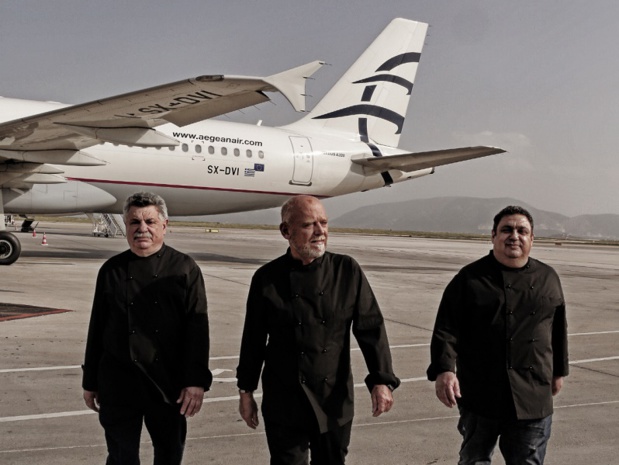 Lefteris Lazarou, Christoforos Peskias et Stelios Parliaros ont élaboré les nouveaux menus pour Aegean Airlines - crédit photo : Aegean