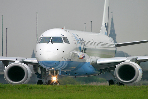 La compagnie régionale britannique a créé la surprise aujourd’hui au salon aéronautique de Farnborough en annonçant la commande de 140 Embraer Regional Jets pour une valeur totale dépassant les... 5 milliards de dollars ! La compagnie régionale britannique a créé la surprise aujourd’hui au salon aéronautique de Farnborough en annonçant la commande de 140 Embraer Regional Jets pour une valeur totale dépassant les... 5 milliards de dollars !