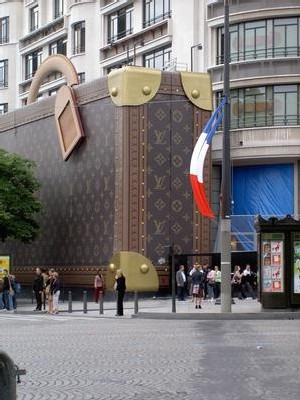 Sharon Stone, Uma Thurman, Catherine Deneuve, Diane Kruger... Les Champs-Elysées ont accueilli dimanche soir de grands noms. Tout ce gratin s'était donné rendez-vous pour inaugurer la nouvelle boutique Louis Vuitton de la célèbre avenue.