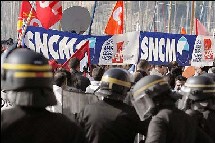 Un important dispositif policier est présent pour parer à tout débordement. Car les syndicats sont très remontés après l'échec de la réunion de ce matin. Un important dispositif policier est présent pour parer à tout débordement. Car les syndicats sont très remontés après l'échec de la réunion de ce matin.