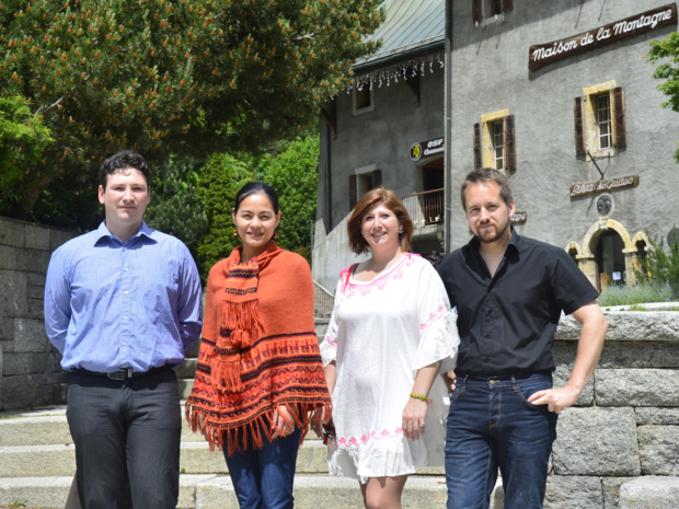 L'équipe à Chamonix. Presque une photo de famille avec de gauche à droite : Pierre Lavorata (responsable production groupe et GIR, co-gérant), Cate Lavorata (technicienne groupe), Charlotte Lavorata (responsable production indiv) et Alexandre Salon (technicien GIR) - DR : BM