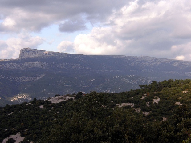 Le massif de la Sainte Baume à l'est de Marseille - photo libre de droit