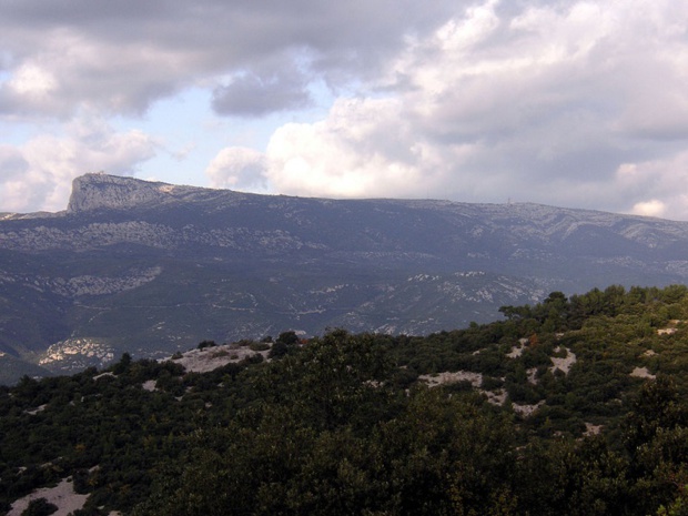Le massif de la Sainte Baume à l'est de Marseille - photo libre de droit Le massif de la Sainte Baume à l'est de Marseille - photo libre de droit