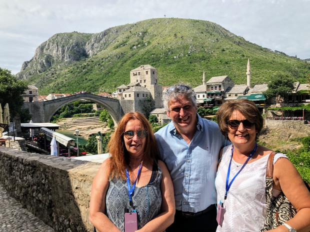 L'équipe de Visit Europe pose à Mostar, avec le célébrissime pont en arrière plan. De gche à dte Pascale Gaston, Helmut Gschwentner et Muriel Bougeard /crédit photo JDL