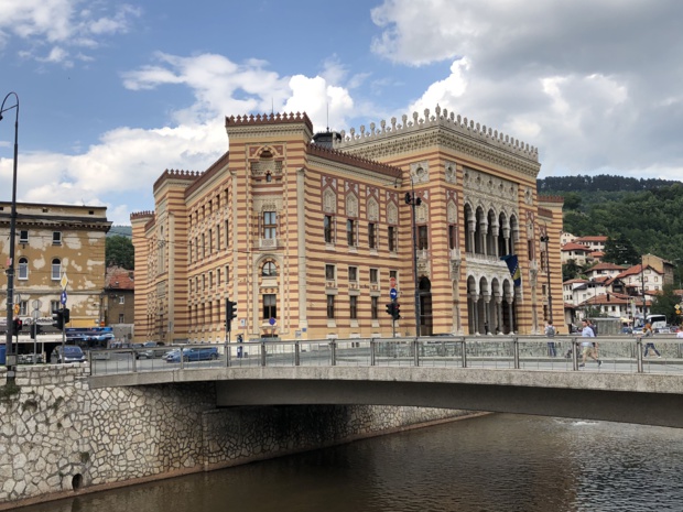L'Hôtel de ville bibliothèque de Sarajevo, remarquablement reconstruite. /crédit photo JDL L'Hôtel de ville bibliothèque de Sarajevo, remarquablement reconstruite. /crédit photo JDL