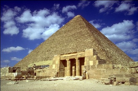 Malgré les nuages et les tempêtes, la destination tient toujours debout... comme ses pyramides ! Malgré les nuages et les tempêtes, la destination tient toujours debout... comme ses pyramides !