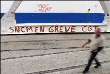 La décision de poursuivre ou d'arrêter la grève lancée contre le projet de privatisation ne devrait pas être prise avant jeudi matin lors d'une nouvelle assemblée générale, a-t-on rapporté de source syndicale. La décision de poursuivre ou d'arrêter la grève lancée contre le projet de privatisation ne devrait pas être prise avant jeudi matin lors d'une nouvelle assemblée générale, a-t-on rapporté de source syndicale.