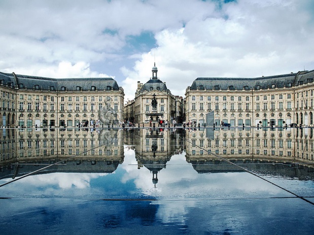 Bordeaux, place de la Bourse : la ville est passé de 400 millions € à 1,2 milliard de retombées touristiques en 10 ans - DR : Xellery wikicommons Bordeaux, place de la Bourse : la ville est passé de 400 millions € à 1,2 milliard de retombées touristiques en 10 ans - DR : Xellery wikicommons