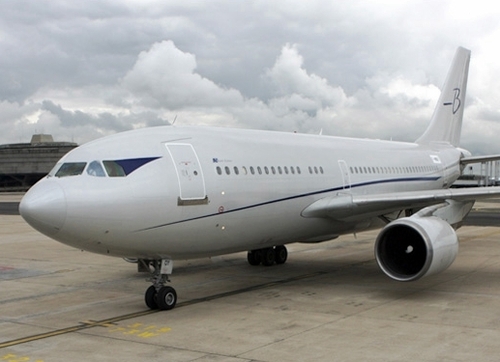 Blue Line s’était fait une spécialité de transport des équipes sportives et notamment l’équipe de France de football. C’est d’ailleurs avec un MD83 de Blue Line que les footballeurs français se sont rendus à Sarajevo Blue Line s’était fait une spécialité de transport des équipes sportives et notamment l’équipe de France de football. C’est d’ailleurs avec un MD83 de Blue Line que les footballeurs français se sont rendus à Sarajevo