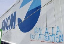 Après 24 jours de grève, les salariés de la CNSM ont voté vendredi à une large majorité la reprise du travail immédiate, ouvrant la voie au processus de privatisation de la société en grande difficulté. Après 24 jours de grève, les salariés de la CNSM ont voté vendredi à une large majorité la reprise du travail immédiate, ouvrant la voie au processus de privatisation de la société en grande difficulté.