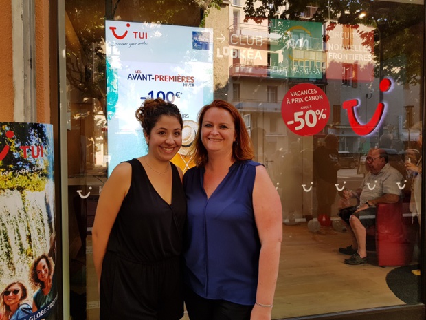 Farah Bazine, salariée en alternance et Marie Cornacchia, gérante forment le duo de choc du nouveau TUI Store de Manosque - Photo Ce