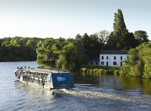 Pour certains, la plus belle « avenue » de Nantes est cette paisible rivière traversant la ville avant de rejoindre la Loire. François Ier la tenait déjà en haute estime. Les Bateaux Nantais aussi, qui proposent de longue date des croisières-repas sur leurs péniches aménagées - Crédit : Erik Brin