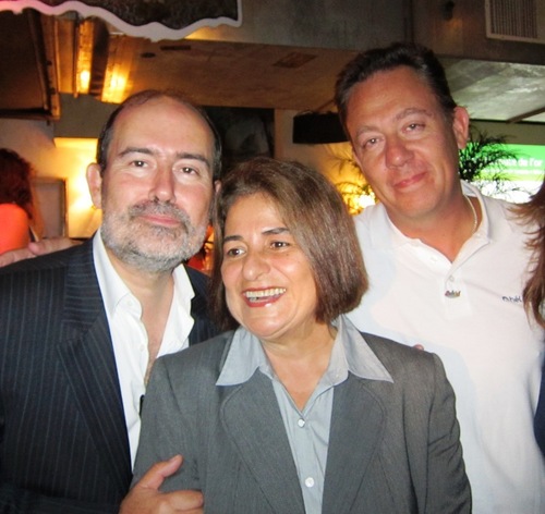 Jean Brajon, le DG d'Héliades, a officiellement lancé mardi soir la nouvelle destination de la compagnie, le Brésil. Entouré par Laurent Magnin le DG d'Xl Airways et par Emilia Salvador Silva, la présidente de l'office de tourisme de Bahia. Jean Brajon, le DG d'Héliades, a officiellement lancé mardi soir la nouvelle destination de la compagnie, le Brésil. Entouré par Laurent Magnin le DG d'Xl Airways et par Emilia Salvador Silva, la présidente de l'office de tourisme de Bahia.