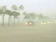 Les prévisionnistes ajoutent qu'une fois entré dans le golfe du Mexique, l'ouragan devrait ensuite bifurquer vers le nord-est, en direction du sud de la Floride et des Keys. Les prévisionnistes ajoutent qu'une fois entré dans le golfe du Mexique, l'ouragan devrait ensuite bifurquer vers le nord-est, en direction du sud de la Floride et des Keys.