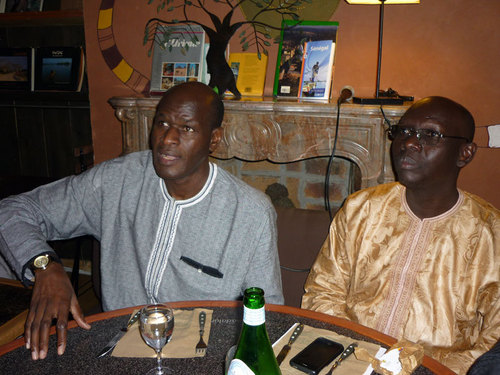 Le Ministre du Tourisme et de l'Artisanat du Sénégal, Monsieur Thierno Lô (à gauche) et Ibrahima Sarr, directeur de l'Agence Nationale de Promotion Touristique du Sénégal au cours d'un dîner sympathique et informel organisé à Paris dans le cadre