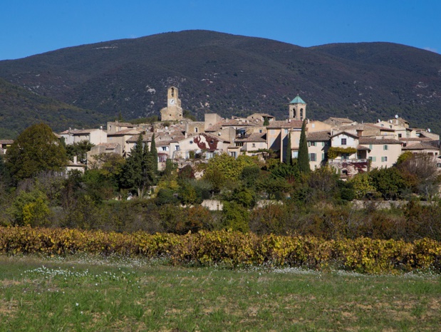 Lourmarin, un village pas vraiment perché mais suffisamment élevé pour imposer sa grâce délicate et pastel - DR : Alain Hocquel - Vaucluse Tourisme Lourmarin, un village pas vraiment perché mais suffisamment élevé pour imposer sa grâce délicate et pastel - DR : Alain Hocquel - Vaucluse Tourisme