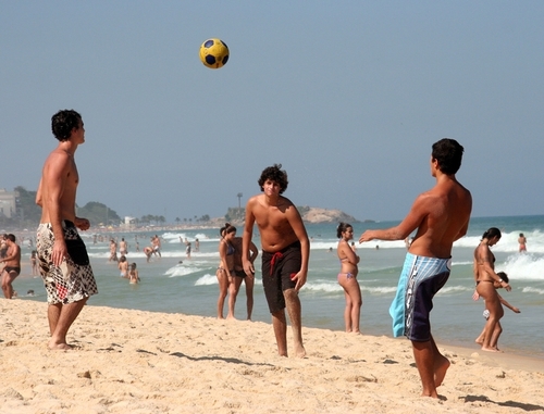 Les jeunes Brésiliens quittent de plus en plus la plage d'Ipanema pour venir admirer la Tour Eiffel...