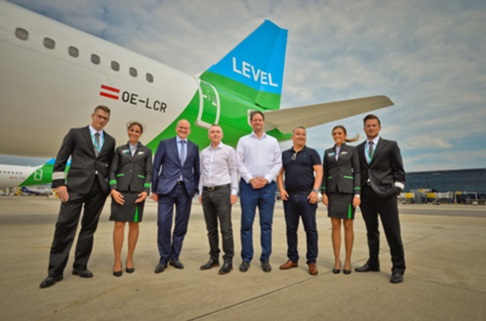 De gauche à droite : Julian Jäger (CEO de l’aéroport international de Vienne), Willie Walsh (CEO du Groupe IAG), Manuel Ambriz (Directeur général de LEVEL Autriche), Frank Glander (Directeur des opérations de LEVEL Autriche), et les membres de l’équipage - DR