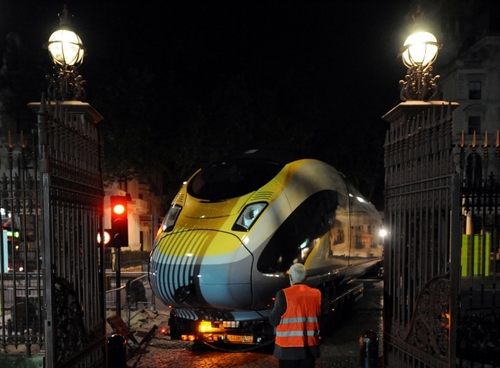 Une véritable course d'obstacles et un train de sénateur pour la nouvelle rame de l'Eurostar... future star des média ! Une véritable course d'obstacles et un train de sénateur pour la nouvelle rame de l'Eurostar... future star des média !
