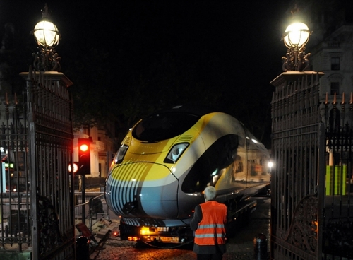 Une véritable course d'obstacles et un train de sénateur pour la nouvelle rame de l'Eurostar... future star des média !