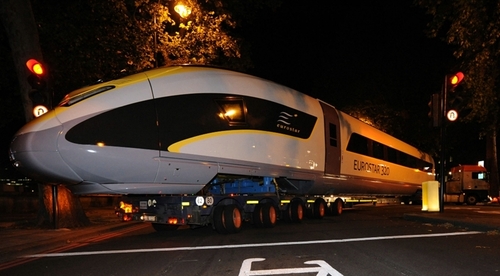 Un Eurostar qui a déraillé ? Vous n'y êtes pas ! C'est une rame qui n'en fout pas une et se laisse porter paresseusement par un semi remorque gigantesque pour être exposée ce jeudi à Hyde Park Un Eurostar qui a déraillé ? Vous n'y êtes pas ! C'est une rame qui n'en fout pas une et se laisse porter paresseusement par un semi remorque gigantesque pour être exposée ce jeudi à Hyde Park