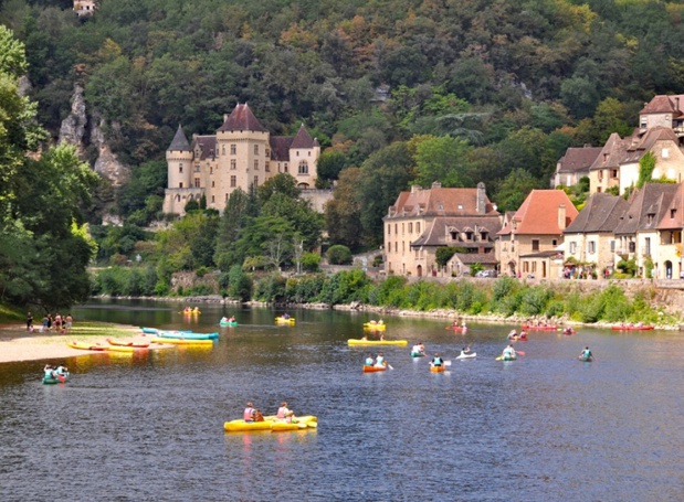 La rivière a été durant des siècles le moteur économique de ce Périgord profond. Longtemps, les gabarres ont contribué à l’importante activité fluviale. Aujourd’hui, il en reste quelques-unes pour les touristes. Mais les canoës les ont généralement remplacées - DR : CDT24 La rivière a été durant des siècles le moteur économique de ce Périgord profond. Longtemps, les gabarres ont contribué à l’importante activité fluviale. Aujourd’hui, il en reste quelques-unes pour les touristes. Mais les canoës les ont généralement remplacées - DR : CDT24