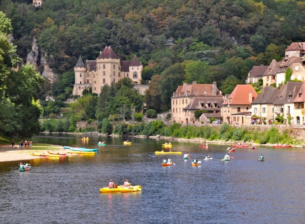 La rivière a été durant des siècles le moteur économique de ce Périgord profond. Longtemps, les gabarres ont contribué à l’importante activité fluviale. Aujourd’hui, il en reste quelques-unes pour les touristes. Mais les canoës les ont généralement remplacées - DR : CDT24