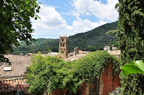 Cette commune accumule les poncifs : maisons fleuris aux volets peints, ponts bossus sur la rivière Adou, ruelles pavées, petites places et lavoirs rafraîchissants… - DR : ADT04