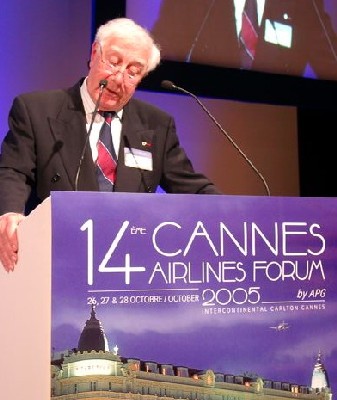 Pour Pierre J. Jean Jeanniot, DG émérite IATA, qui en une heure de temps a fait le tour de l'actualité aérienne dans le monde, le transport aérien est une industrie en pleine mutation. Pour Pierre J. Jean Jeanniot, DG émérite IATA, qui en une heure de temps a fait le tour de l'actualité aérienne dans le monde, le transport aérien est une industrie en pleine mutation.