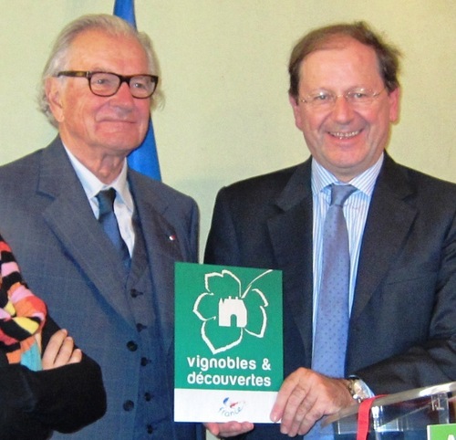 Hervé Novelli aux cotés de Paul Dubrule présentant la nouvelle plaque Vignobles et Découvertes. Hervé Novelli aux cotés de Paul Dubrule présentant la nouvelle plaque Vignobles et Découvertes.