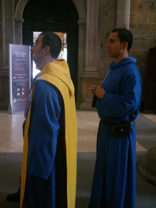 Les moines de Oia, désormais gardiens de la cathédrale de Siant-Jacques-de-Compostelle Les moines de Oia, désormais gardiens de la cathédrale de Siant-Jacques-de-Compostelle
