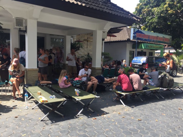 Les touristes dans l'attente de leur évacuation /crédit photo OT Indonésie