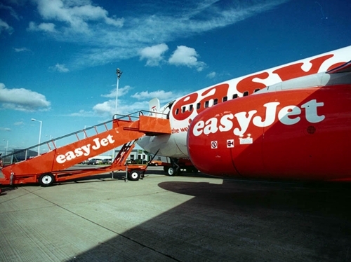 EasyJet, avec des Airbus 319 de la dernière génération serait la première bénéficiaire du changement de gestion d’Orly et pourrait enfin faire une vraie concurrence européenne à Air France EasyJet, avec des Airbus 319 de la dernière génération serait la première bénéficiaire du changement de gestion d’Orly et pourrait enfin faire une vraie concurrence européenne à Air France